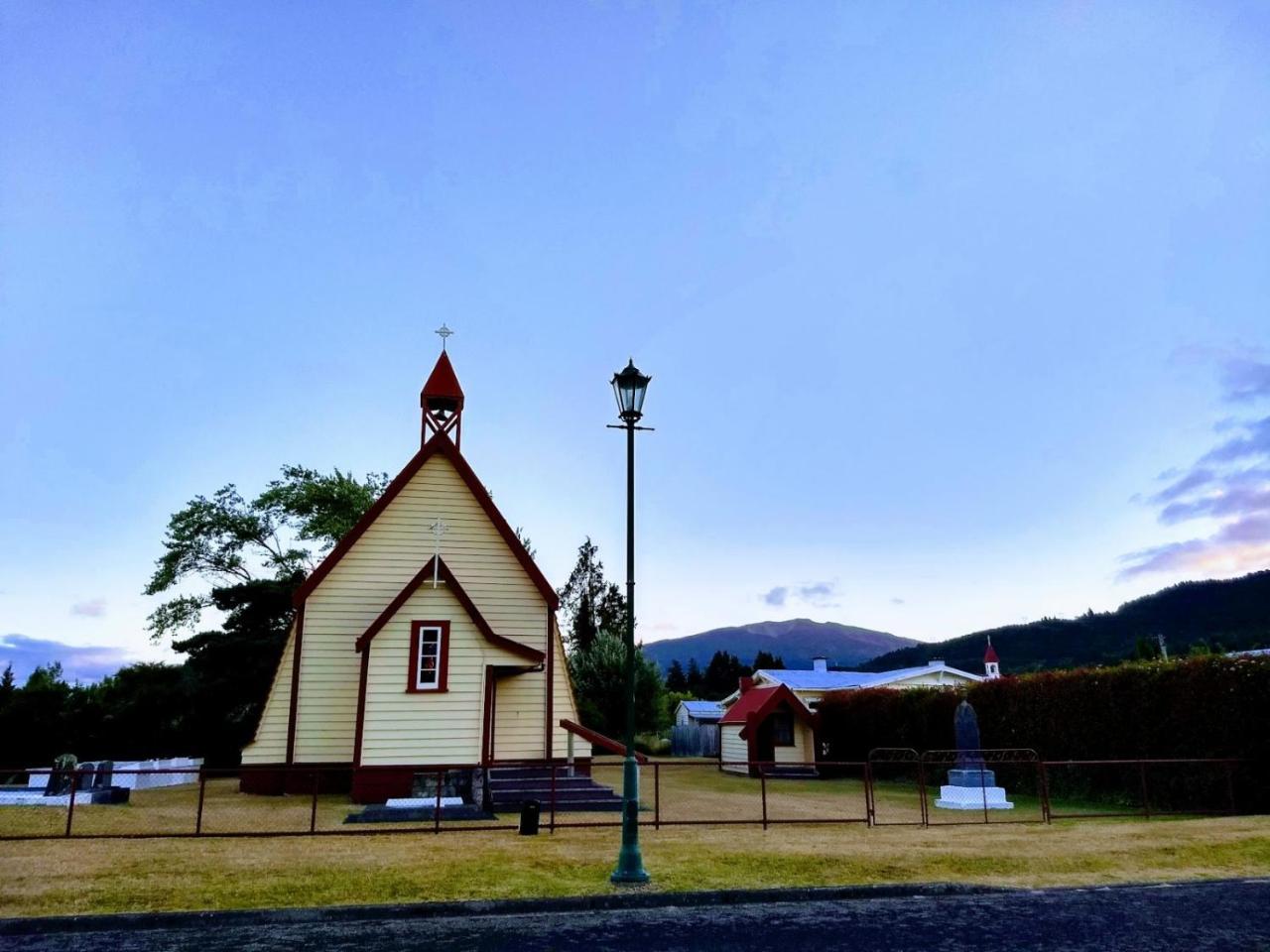 Tokaanu Lodge Motel トゥランギ エクステリア 写真